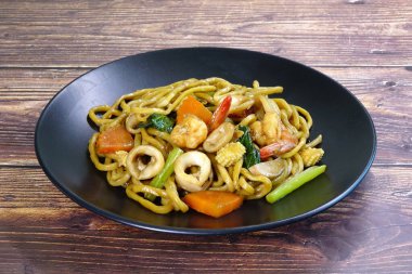 Kızarmış erişteyi deniz ürünleriyle karıştır. Hokkian (Hakka) eriştesi, Phuket Tayland 'ın en ünlü yerel yemeklerinden biridir.