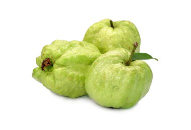 Guava meyvesi beyaz arkaplanda izole