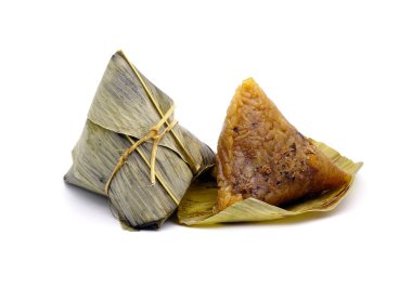 Çin Tekne Ejderhası Festivali (5. Ay, Duanwu Festivali) için yapışkan pirinç hamuru (bambu yapraklarıyla glutinous pilavı sarılarak yapılan). Beyazda izole edilmiş
