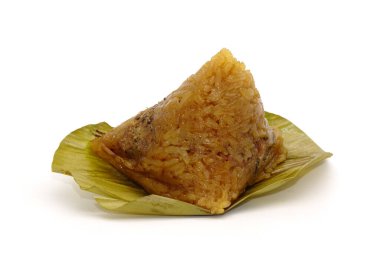 Çin Tekne Ejderhası Festivali (5. Ay, Duanwu Festivali) için yapışkan pirinç hamuru (bambu yapraklarıyla glutinous pilavı sarılarak yapılan). Beyazda izole edilmiş