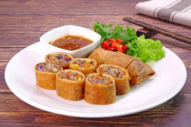 Kızarmış gevrek börek. Meşhur geleneksel Çin aperatifleri, tatlı ve baharatlı biber sosu ya da tatlı erik sosuyla servis edilir..