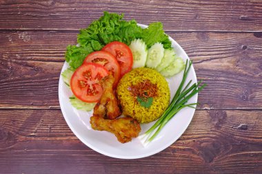 Kızarmış tavuk kanatlı Briyani pilavı, helal yemek, Müslüman yemeği.