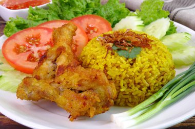 Kızarmış tavuk kanatlı Briyani pilavı, helal yemek, Müslüman yemeği.