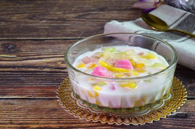 Yaz mevsiminin en popüler Tayland tatlılarından biri olan Tayland buzlu tatlısı (Ruam Mit), Hindistan cevizi sütü şurubuyla karışık pirinç eriştesi, tatlı mısır ve Jack meyvesi karışımıdır. Seçici odak