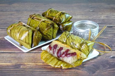 Tayland yemeği: Buharda pişirilmiş pilav (Khao Tom Mud), muz yaprağına sarılmış hindistan cevizi sütü ve taze muz ve kırmızı fasulyeli pilav. Popüler Tayland sokak yemekleri