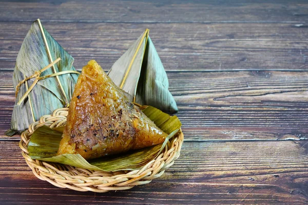 Bola Arroz Pegajosa Zongzi Bola Masa Forma Pirámide Hecha Envolviendo — Foto de Stock