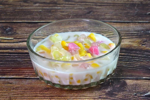 泰国冰淇淋甜点 Ruam Mit 是夏季最受欢迎的泰国甜点之一 将各种米粉 甜玉米和椰子汁中的杰克果与冰块混合在一起 有选择的重点 — 图库照片