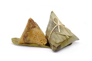 Çin Tekne Ejderhası Festivali (5. Ay, Duanwu Festivali) için yapışkan pirinç hamuru (bambu yapraklarıyla glutinous pilavı sarılarak yapılan). Beyazda izole edilmiş