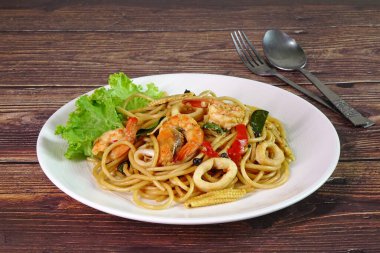 Baharatlı deniz ürünleri spagettisi, Tayland usulü baharatlı ve baharatlı spagetti. Tayland 'da ünlü İtalyan yemekleri, seçici odaklanma
