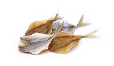 Beyaz arka planda izole edilmiş güneşte kurutulmuş deniz balığı.