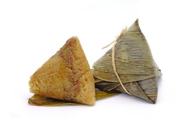 Çin Tekne Ejderhası Festivali (5. Ay, Duanwu Festivali) için yapışkan pirinç hamuru (bambu yapraklarıyla glutinous pilavı sarılarak yapılan). Beyazda izole edilmiş