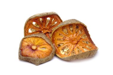 Kurutulmuş Bael meyvesi beyaz arka planda izole edilmiş. Bael meyvesi antiinflamatuar özelliğe sahiptir, sindirim bozukluklarını iyileştirmeye yardımcı olur, astım için ilaç olarak kullanılır ve nezle için de kullanılır. Bitkisel çay malzemeleri.