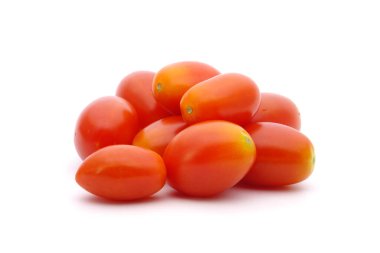 Beyaz arka planda izole edilmiş vişne domatesleri veya üzüm domatesleri