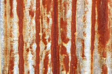 Galvanizli kıvrımlı çarşaf, kırsal arka plan, yıpranmış arka plan. Paslı metal levha. Seçici odak