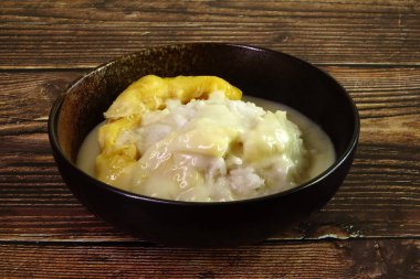 Hindistan cevizi sütü ve Durian kremalı soslu Durian pilavı. Durian mevsiminin en ünlü Tayland tatlılarından biri. Seçici odak, metinler için alan