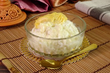 Hindistan cevizi sütü ve Durian kremalı soslu Durian pilavı. Durian mevsiminin en ünlü Tayland tatlılarından biri. Seçici odak, metinler için alan