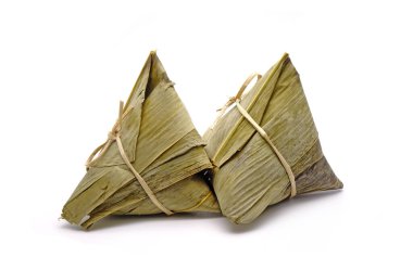 Çin Tekne Ejderhası Festivali (5. Ay, Duanwu Festivali) için yapışkan pirinç hamuru (bambu yapraklarıyla glutinous pilavı sarılarak yapılan piramit şeklinde hamur tatlısı). Beyazda izole edilmiş