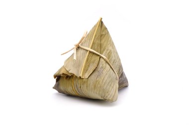 Çin Tekne Ejderhası Festivali (5. Ay, Duanwu Festivali) için yapışkan pirinç hamuru (bambu yapraklarıyla glutinous pilavı sarılarak yapılan piramit şeklinde hamur tatlısı). Beyazda izole edilmiş
