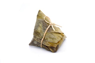 Çin Tekne Ejderhası Festivali (5. Ay, Duanwu Festivali) için yapışkan pirinç hamuru (bambu yapraklarıyla glutinous pilavı sarılarak yapılan piramit şeklinde hamur tatlısı). Beyazda izole edilmiş