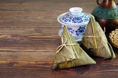 Çin Tekne Ejderhası Festivali (5. Ay, Duanwu Festivali) için yapışkan pirinç hamuru (bambu yapraklarıyla glutinous pilavı sarılarak yapılan piramit şeklinde hamur tatlısı). Boşluğu kopyala