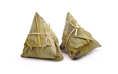 Çin Tekne Ejderhası Festivali (5. Ay, Duanwu Festivali) için yapışkan pirinç hamuru (bambu yapraklarıyla glutinous pilavı sarılarak yapılan piramit şeklinde hamur tatlısı). Beyazda izole edilmiş