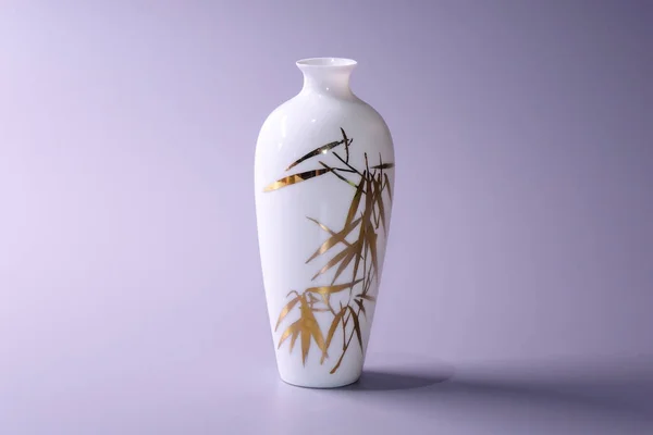 Starožitná Čínská Vaječná Porcelánová Váza Šedém Pozadí Zlaté Bambusové Listy — Stock fotografie