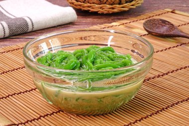 Cendol, içinde yeşil pirinç unlu jöle, hindistan cevizi sütü ve palmiye şekeri şurubu bulunan buzlu tatlı bir tatlıdır. Tayland, Endonezya, Malezya, Singapur, Kamboçya ve Vietnam 'da popülerdir.