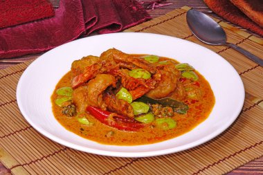 Güney Tayland 'ın en ünlü Tayland yemeklerinden biri olan acılı fasulyeli kırmızı körili kızarmış karides. Seçici odak.