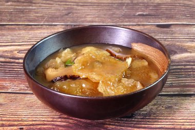 Çin 'de, Hong Kong' da, Tayvan 'da, Tayland' da ünlü Hakka mutfağı. Çin gıda kültüründe, balık maw uzun ömürlülüğü veya sağlık yararlarını destekleyen bir yiyecek türüdür..