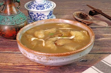 Çin 'de, Hong Kong' da, Tayvan 'da, Tayland' da ünlü Hakka mutfağı. Çin gıda kültüründe, balık maw uzun ömürlülüğü veya sağlık yararlarını destekleyen bir yiyecek türüdür..