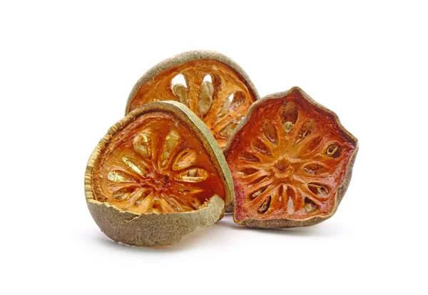 Kurutulmuş Bael meyvesi beyaz arka planda izole edilmiş. Bael meyvesi antiinflamatuar özelliğe sahiptir, sindirim bozukluklarını iyileştirmeye yardımcı olur, astım için ilaç olarak kullanılır ve nezle için de kullanılır. Bitkisel çay malzemeleri.