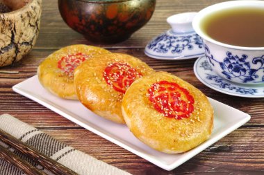 Tatlı kek (Lao Po Bing) ya da eş pastası veya evlilik pastası ince hamurlu geleneksel Kanton pastasıdır. (Pasta üzerindeki kırmızı Çince kelime Fu mutluluk demektir.)