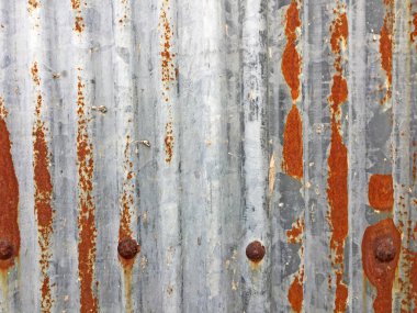 Galvanizli kıvrımlı çarşaf, kırsal arka plan, yıpranmış arka plan. Paslı metal levha.