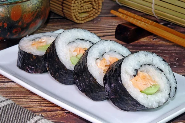 Rollo Sushi Plato Japonés Arroz Preparado Con Vinagre Generalmente Con —  Fotos de Stock