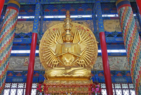 Золотой Гуань Инь Avalokitesvara Будда Тысячью Глаз Рук Статуя Наньхай — стоковое фото