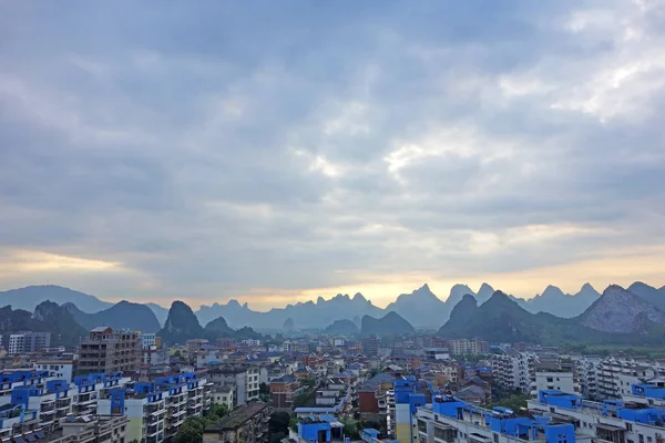 Stadslandskap Guilin Med Moln Och Moutians — Stockfoto