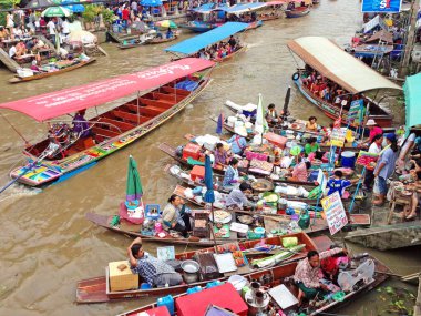 Ampawa Tayland 'da yüzen pazar. Bangkok yakınlarındaki ünlü seyahat merkezi.