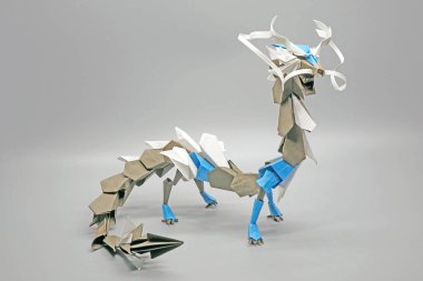 Origami Ejderhası. Gri arkaplanda izole.