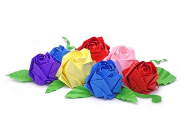 Sevgililer Günü tatili ve aşk kavramları için yeşil yapraklı klorlu Origami gülü. Beyaz arkaplanda izole.