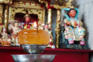 Taoist tapınağındaki gaz lambası, seçici odak.