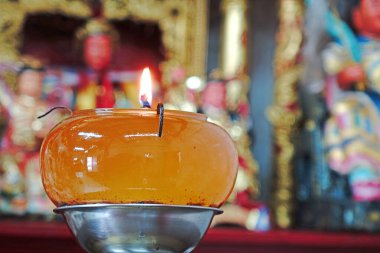 Taoist tapınağındaki gaz lambası, seçici odak.