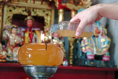 Taoizm tapınağına petrol lambası eklemek sağlığa ve uzun ömürlülüğe inanmayı hak etmek için. Seçici odak.