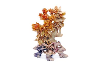 Sabun taşı oyması: şakayık. Beyaz arkaplanda izole.