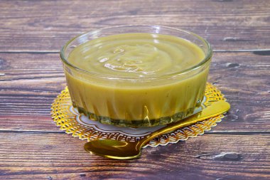 Geleneksel Tayland kreması her türlü taze ekmek için yaygın bir sos. Seçici odak.