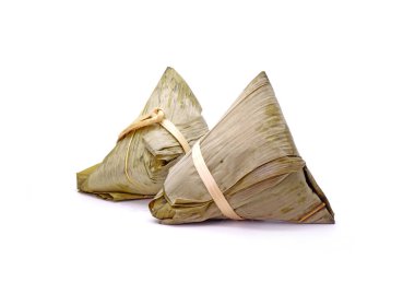 Çin Tekne Ejderhası Festivali (5. Ay ayı, Duanwu festvial) için yapış yapış pirinç hamuru (bambu yapraklarıyla glutinous pilavı sarılarak yapılan). Beyazda izole edilmiş
