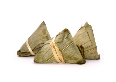 Çin Tekne Ejderhası Festivali (5. Ay ayı, Duanwu festvial) için yapış yapış pirinç hamuru (bambu yapraklarıyla glutinous pilavı sarılarak yapılan). Beyazda izole edilmiş