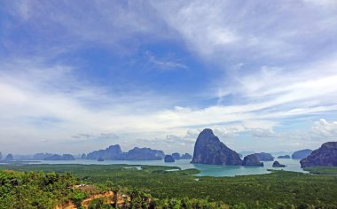Samet Nangshe, Phang Nga Körfezi 'nde muhteşem bir panoramik bakış açısıdır. Mangrov ormanları arasındaki muhteşem kireçtaşı adaları manzarası, Phang Nga Tayland. Seçici odak.