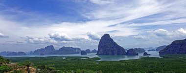 Samet Nangshe, Phang Nga Körfezi 'nde muhteşem bir panoramik bakış açısıdır. Mangrov ormanları arasındaki muhteşem kireçtaşı adaları manzarası, Phang Nga Tayland. Seçici odak.