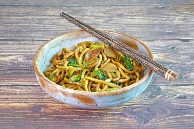 Fujian karıştırılmış erişte veya Hokkien Mee, Çin 'in Fujian eyaletinden gelen ve Phuket Tayland' ın en popüler yemeklerinden biri olan geleneksel erişte yemeği. Seçici odak.