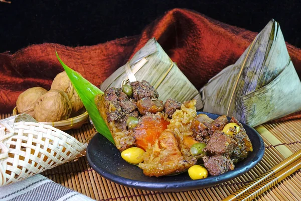 Klebrige Reisknödel Oder Zongzi Ist Ein Traditionelles Chinesisches Reisgericht Aus — Stockfoto